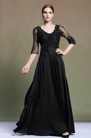 Nos robes longues et maxi conviennent tant au look de tous les jours qu'aux occasions spéciales. Elegante Robe De Soiree Noire Longue A Haut Brode Avec Mi Longue Manche Robedesoireelongue Fr