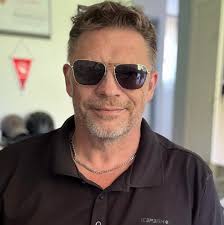 Do SB700 flashes need triggers for DSLR use?