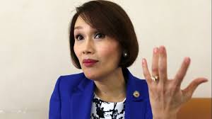 Ella es Geraldine Román, la primera congresista transexual filipina