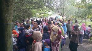 Selfie, menikmati pemandangan, makan makan. Seolah Tak Takut Corona Begini Ramainya Ribuan Warga Serbu Pantai Laguna Kebumen Tribun Jateng