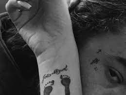 O bebê, primeiro filho do casal, faleceu no último dia 31 após nascer prematuro. Whindersson Nunes E Maria Lina Fazem Tatuagem Para Filho Sinto Sua Falta Quem Quem News