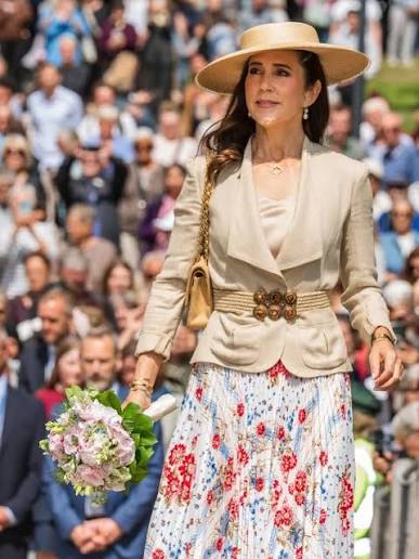 Queen Mary of Denmark once again proved why she remains one of Europe's most stylish royals. 🤍 As King Frederik and Queen Mary continue their sailing tour amid political upheaval in Denmark,