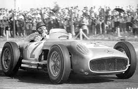 Fangio war unverheiratet und offiziell kinderlos gestorben. Juan Manuel Fangio Ein Grossartiger Rennfahrer Seiner Zeit Mercedes Benz Passion Blog Mercedes Benz Smart Maybach Amg Eq