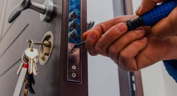 RedStone Locksmith technician working in Ogden