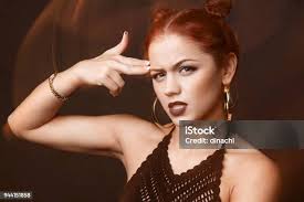 Mavi Anne Kot Pantolon Ve Siyah Örme Üst Garip Bir Kız Portresi Mavi Arka  Plan Stok Fotoğraflar & Arka görünüm'nin Daha Fazla Resimleri