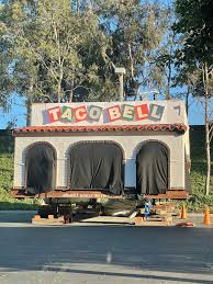 Den ursprungliga Taco Bell från Downey, Kalifornien, grävdes upp och står  nu bara så här på den offentliga parkeringsplatsen vid Taco Bells  huvudkontor. : r/tacobell