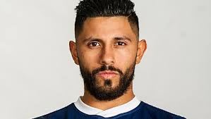 Comets sign Flores to extension