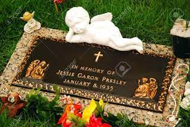 August 16, 2002 will mark the 25th anniversary of elvis presley's death. Grab Von Jessie Garon Presely Elvis Zwillingsbruder Der Bei Der Geburt Gestorben Ist Der Korper Wurde In Graceland Exhumiert Und Umgebettet Lizenzfreie Fotos Bilder Und Stock Fotografie Image 65922031