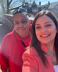 We love our collaborations with our people. Very few mayors will take the  time to take a picture with our delivery team. She does it the same way  that she serves with