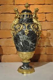 Paire De Vases Couverts Aux Egyptiennes En Marbre Vert De Mer Marbre Vert Marbre Ornement