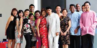 Mereka merupakan kumpulan etnik kedua terbesar di malaysia selepas kaum melayu dan kebanyakan mereka adalah keturunan pendatang berbangsa han yang datang ke tanah melayu semasa pemerintahan. Kaum Cina Di Malaysia Tsem Rinpoche