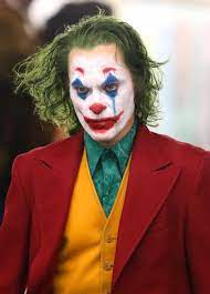 Joaquin Phoenix Raucht Und Stolziert Wahrend Der Dreharbeiten In Vollem Joker Kostum Durch Die Joker Film Joker Costume Joker Wallpapers