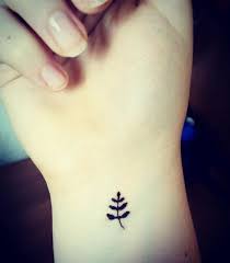 Grâce à un motif minimaliste, vous pouvez être discret se retrouve, la plupart du temps, sur la peau des femmes qui mai à la recherche d'un petit tatouage discret femme? Petit Tatouage Ces Mini Tatouages Discrets Qui Font De L Effet