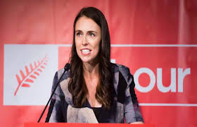 Kali ini, ardern dilaporkan membantu seorang wanita membeli barangan runcit yang dilihat bakal meningkatkan lagi reputasi beliau yang mendapat pujian banyak. Figur Perempuan Pimpin Selandia Baru Sebagai Perdana Menteri Termuda Fakta News