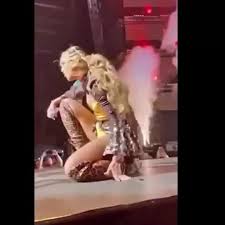 Ольга бузова страшно опозорилась на сцене watch online