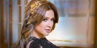 أثارت الفنانة ياسمين عبد العزيز حالة من الجدل على مواقع التواصل الاجتماعي، وذلك في أحدث ظهور لها مع زوجها الفنان أحمد العوضي. ÙŠØ§Ø³Ù…ÙŠÙ† Ø¹Ø¨Ø¯Ø§Ù„Ø¹Ø²ÙŠØ² ØªØªØµØ¯Ø± Ø§Ù„ØªØ±ÙŠÙ†Ø¯ Ø¨ØªØ·Ø¨ÙŠÙ‚ Ø³Ù†Ø§Ø¨ Ø´Ø§Øª ÙŠØ­ÙˆÙ„Ù‡Ø§ Ù„Ø±Ø¬Ù„ ÙˆØªØ¹Ù„ÙŠÙ‚Ø§Øª Ø³Ø§Ø®Ø±Ø© Ù…Ù† Ù…ØªØ§Ø¨Ø¹ÙŠÙ‡Ø§ ØµÙˆØ± ØµÙˆØª Ø§Ù„Ø£Ù…Ø©