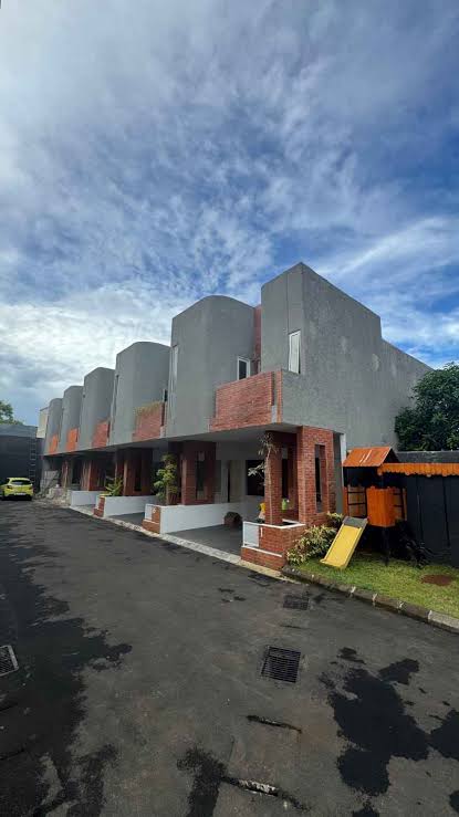 Naputa Residence* Cluster dengan lingkungan _*Siap Huni*_ di Tangerang Selatan yang berjarak hanya - 2 Menit ke Pasar Ciputat - 5-10 Menit ke Pintu Tol Pamulang, Rumah Sakit, dan kampus UIN - 15 Men