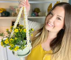💛 check out my Daisy plant hanger! Tutorial will be up