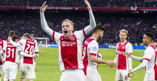Van de beek, who was signed by manchester united from ajax last summer, made just four premier league starts in a frustrating first season in england. Van De Beek Meteen Uitgesproken Met De Trainer En Toen Was Het Ook Klaar Voetbalprimeur Nl