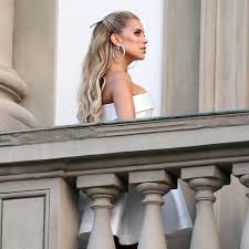 Check spelling or type a new query. Funf Kleider Und Ein Luxushotel In Florenz So Lauft Die Hochzeit Von Sylvie Meis Stern De