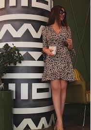 Kucuk Bir Gobegi Gizleyen 10 Elbise Modeli Trendler Ve Moda Moda Stilleri Elbise Modelleri Asimetrik Elbise