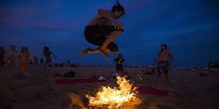 Según los diferentes orígenes que hemos comentado anteriormente, la presencia del fuego iba vinculado a una fuerza superior como representación de la fuerza, la buena ventura y la renovación del espíritu. Cuando Es La Noche De San Juan