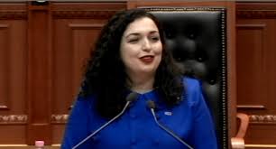 » vjosa osmani, une juriste de 38 ans très populaire, a été élue présidente du kosovo dimanche 4 avril. Vjosa Osmani Nuk Duhet Te Shkoje Ne Bruksel Nuk Mund Te Perfaqesoje Dialogun Kosove Serbi Fakte Press