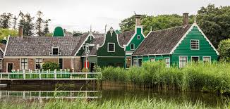 In plaats van het vliegtuig, besluit ze daarom de motor naar huis te pakken. 10 X Inspirerende Boeken En Reisgidsen Over Reizen In Nederland