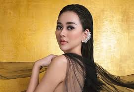 Sanny aura syahrani atau lebih dikenal sebagai aura kasih lahir di bandung, pada tanggal 23 februari 1988. Sexy Photos Of Aura Kasih Using A Bikini No Less Than Antonela Roccuzzo Okezone Ball Netral News