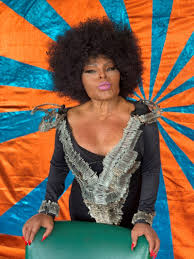 Em 20 de janeiro de 2022, a assessoria de elza soares informou que a cantora havia falecido de causas naturais, em sua casa, aos 91 anos de idade. Aos 90 Anos Elza Soares Diz E Dificil Encontrar Vacina Contra O Mal Contra Uma Pandemia O Racismo Tambem E Uma Doenca Que Esta Ai No Mundo E Ainda Nao Encontraram Um