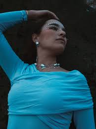 Hay veces que me siento dentro de una cajita musical...en mi propio mundo.  Desde ahí todo se ve y suena diferente...el silencio me habla y me invita a  salir a jugar, pero