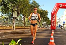 A perna que avança tem que estar reta, (ou seja, não flexionada) desde o momento do primeiro contato com o solo até que se encontre em posição vertical. Ana Cabecinha Consegue Minimos Olimpicos Nos 20km Marcha Atletismo Publico