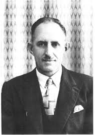 Wilfred Owen's Family From curriers to Shoemakers, Taxidermists to  Innkeepers, Tailors to Postmasters, Railway Clerks to Curates, Surgeons to  Labourers, Cordwainers, Sailors, Ironmongers, Artists, Bookbinders and  Bookshop owners all represented in the