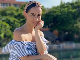 Paz alonso (santander, 1983) es adicta a los futuros distópicos y a los finales agridulces. Claudia Lizaldi Celebra Su Cumpleanos 42 Presumiendo Cuerpazo Con Diminuto Bikini Foto El Heraldo De Mexico
