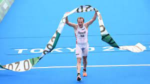 Kristian blummenfelt of norway celebrates vinning gold medal. Ybmksx0pjxuegm