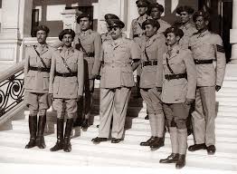 الملك فاروق مع ضباط الحرس الملكي قبل إرسالهم إلى حرب فلسطين 1948 وفي الصورة الى اليمين المرحوم الفريق سعد الدين الشاذلي رئ President Of Egypt Egypt Royal Guard