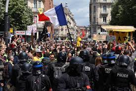 La situation s'est quelque peu tendue en milieu de manifestation lors d'une interpellation violente. Gilets Jaunes Mobilisation En Baisse Dans Toute La France Pour L Acte 26 Actu