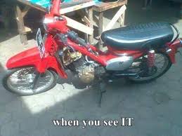 Modifikasi motor bebek termasuk yang paling banyak dikerjakan di indonesia. Ketika Motor Bebek Jadul Bermesin Satria Fu Salut Mercon Motor