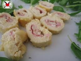 Oggi vi propongo gli involtini di pollo alla birra ripieni con prosciutto cotto e formaggio, un secondo piatto squisito semplice e veloce da preparare con pochi ingredienti. Involtini Di Pollo Alla Birra Ripieni Di Prosciutto Cotto E Formaggio