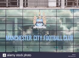 The official manchester city facebook page. Das Wappen Von Manchester City Football Club Schmuckt Die Etihad Stadion In Manchester England Stockfotografie Alamy