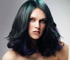 Su splendidi riflessi castani che si mischiano tra i capelli neri. Capelli Neri Con Riflessi Colore Verdi 2012