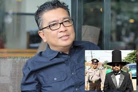 Penampilannya yang misterius rupanya menyembuyikan sosok aslinya yang menawan. Bicara Layar Kaca 3 Uang Kaget 2017 By Fikri Rachmad Ardi Medium