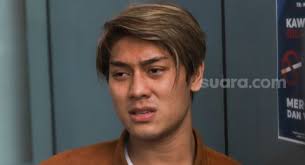 Rizky billar juga mengetahui jika sang kekasih merupakan tipe orang yang tidak bisa marah, tapi hanya akan lebih mudah menangis ketika sedang merasa emosional dengan suatu hal. Batal Ketemu Di Acara Tv Ridho Da Sindir Rizky Billar Panik
