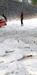 Nicht nur in deutschland spielt das wetter aktuell verrückt. Hagelflut In Italien Autos Stecken In Weissen Massen Fest Norwegen Erdrutsch Spult Hauser Ins Meer The Weather Channel Artikel Von The Weather Channel Weather Com
