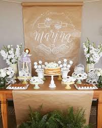 Hay varias maneras sencillas de hacer centros de mesa para fiesta de bautizo sin tener que gastar demasiado dinero y tiempo. Mesas Decoradas Para Bautizo De 50 Ideas Hermosas Con Imagenes Mesas Decoradas Para Bautizo Decoracion Primera Comunion Nina Primera Comunion Decoracion