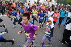 Sultan nazrin shah dan tun m mencuba virtual realiti di kl summit 2019. Corat Coret Larian Hari Keputeraan Sultan Nazrin Shah 2019