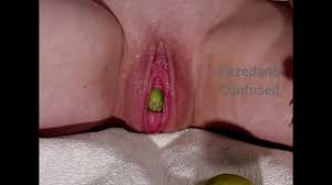 Buceta cheia de frutas. Feche a inserção e o fetiche de nascimento.