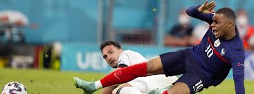 Mats hummels of germany celebrates with the world cup trophy after defeating argentina 1−0 in extra time during the 2014 fifa world cup brazil final match. Dnqkutkp24lcxm