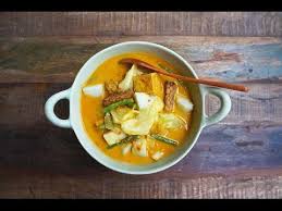 Telur 4 buah tahun goreng 5 potong daun salam 2 lembar daun jeruk 2 lembar cabe rawit hijau. Sayur Lodeh With Lontong Youtube