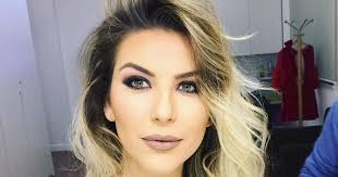 Olta Boka në pritje të ëmbël me djalin e deputetit, partnerin e saj prej  disa vitesh